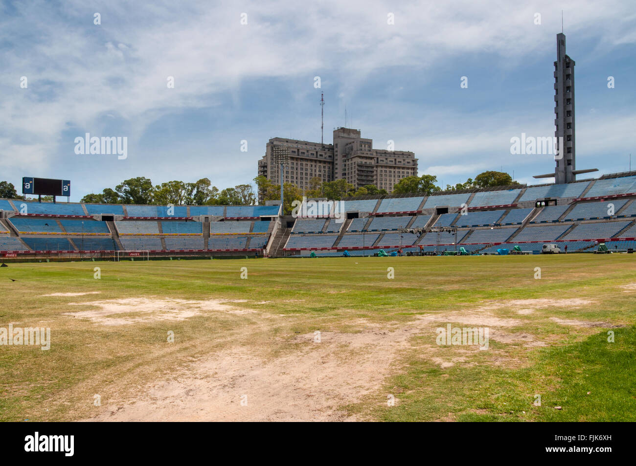 Herbe foulée du terrain de football au stade de football Centenario, Montevideo Banque D'Images