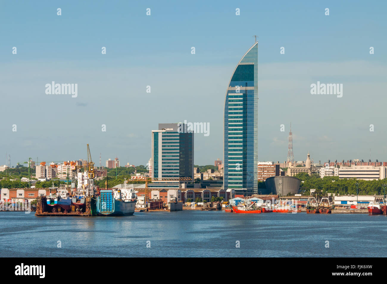 La ville de Montevideo de port district. La tour de télécommunications ANTEL ou tour. Banque D'Images