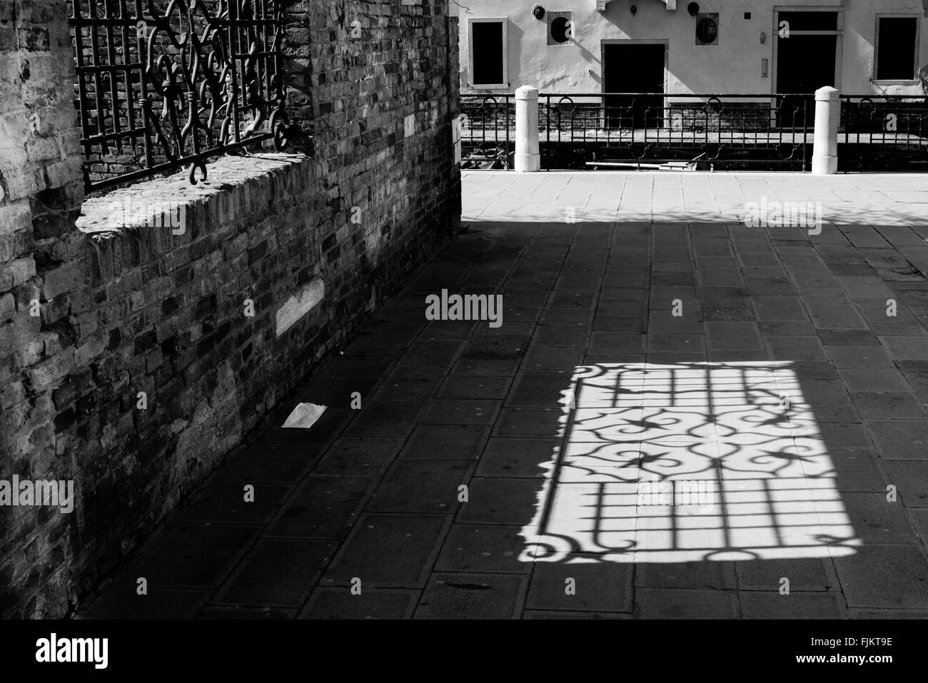 Pont sur la rivière Drava avec une fontaine Banque D'Images