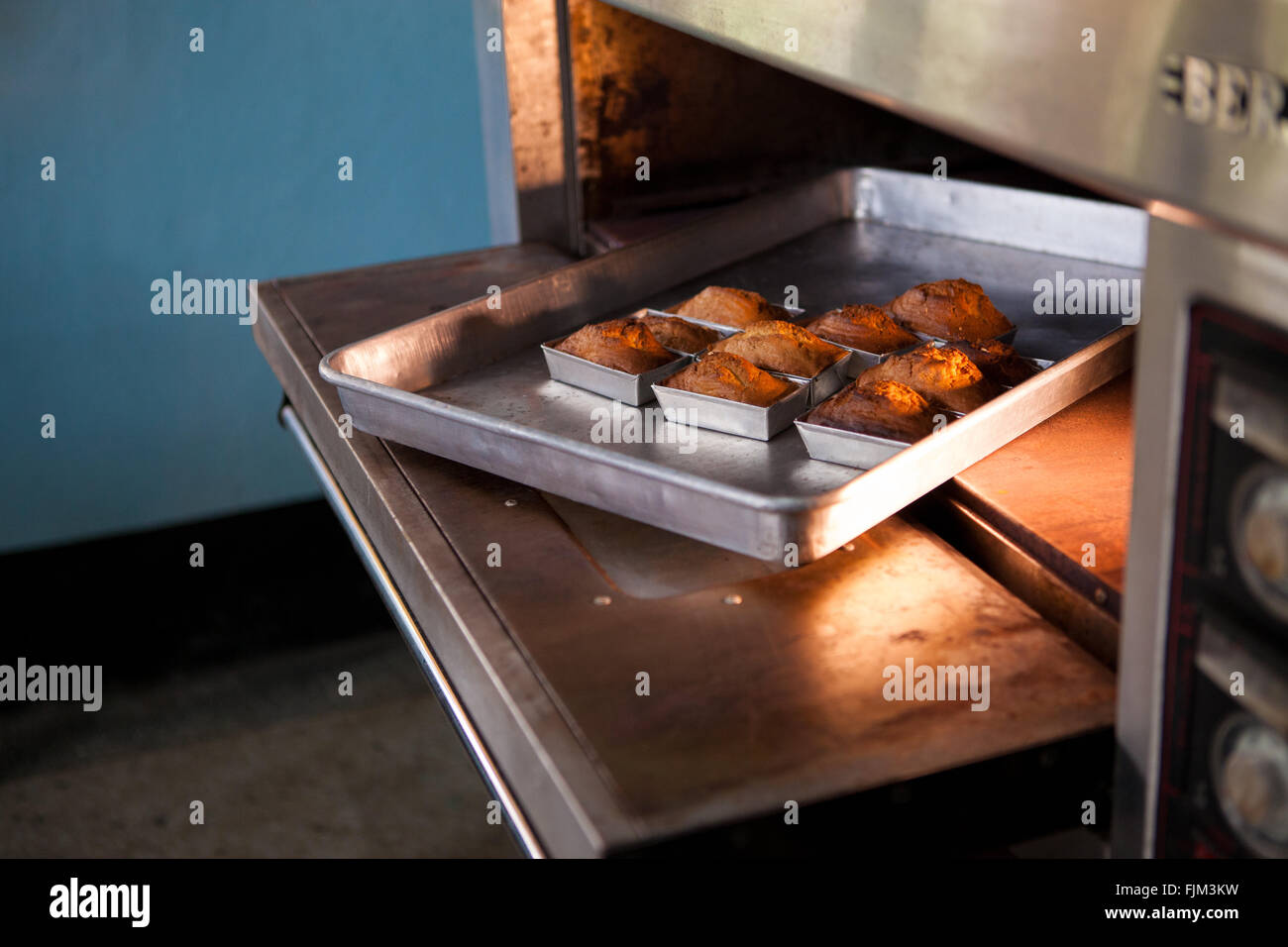 La cuisson des gâteaux, une femme Tanzanie Banque D'Images