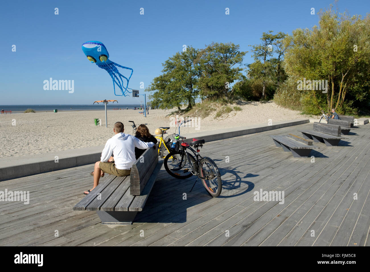 Géographie / billet, l'Estonie, Tallinn, plages, couple watching kite en forme d'un Additional-Rights Clearance-Info-poulpe,-Not-Available Banque D'Images