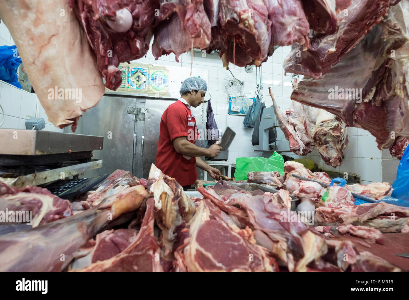 Butcher travaillant dans le marché des viandes à Deira, Dubaï, Emirats Arabes Unis Banque D'Images
