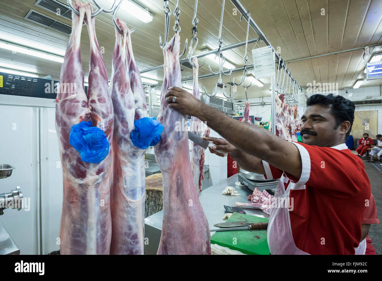 Butcher travaillant dans le marché des viandes à Deira, Dubaï, Emirats Arabes Unis Banque D'Images