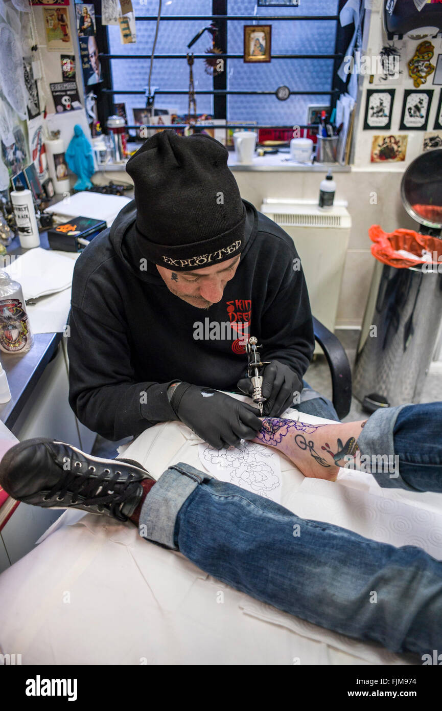 Un tatoueur au travail Banque D'Images