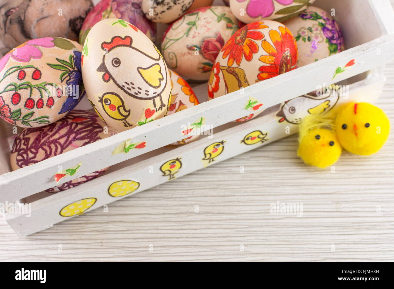 Oeufs de Pâques décorés de découpage en boîte en bois blanc décoré Banque D'Images