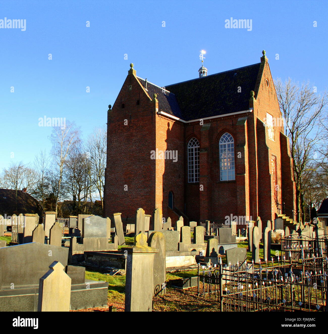 Harkstede. Février-28-2016. Église de Harkstede et le cimetière du 17ème siècle à Harkstede. Les Pays-Bas Banque D'Images