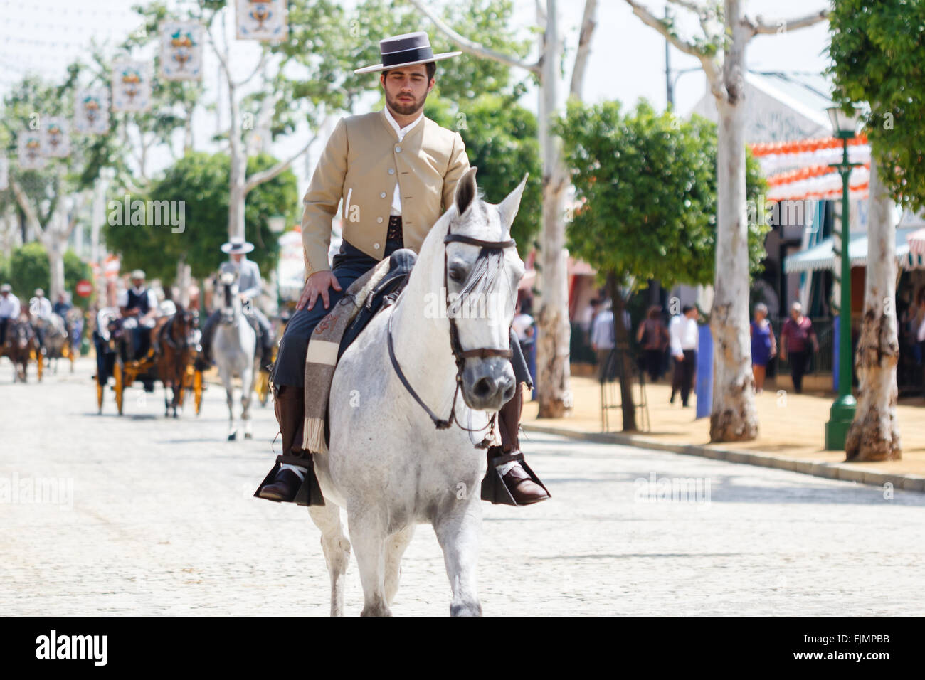 Séville, Espagne - 28 Avril 2015 : Horse Rider de prendre une marche par la foire de Séville. Banque D'Images