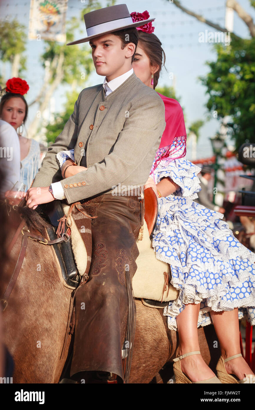 Séville, Espagne - 23 Avril 2015 : Couple en costume traditionnel à cheval au la foire d'Avril de Séville. Banque D'Images
