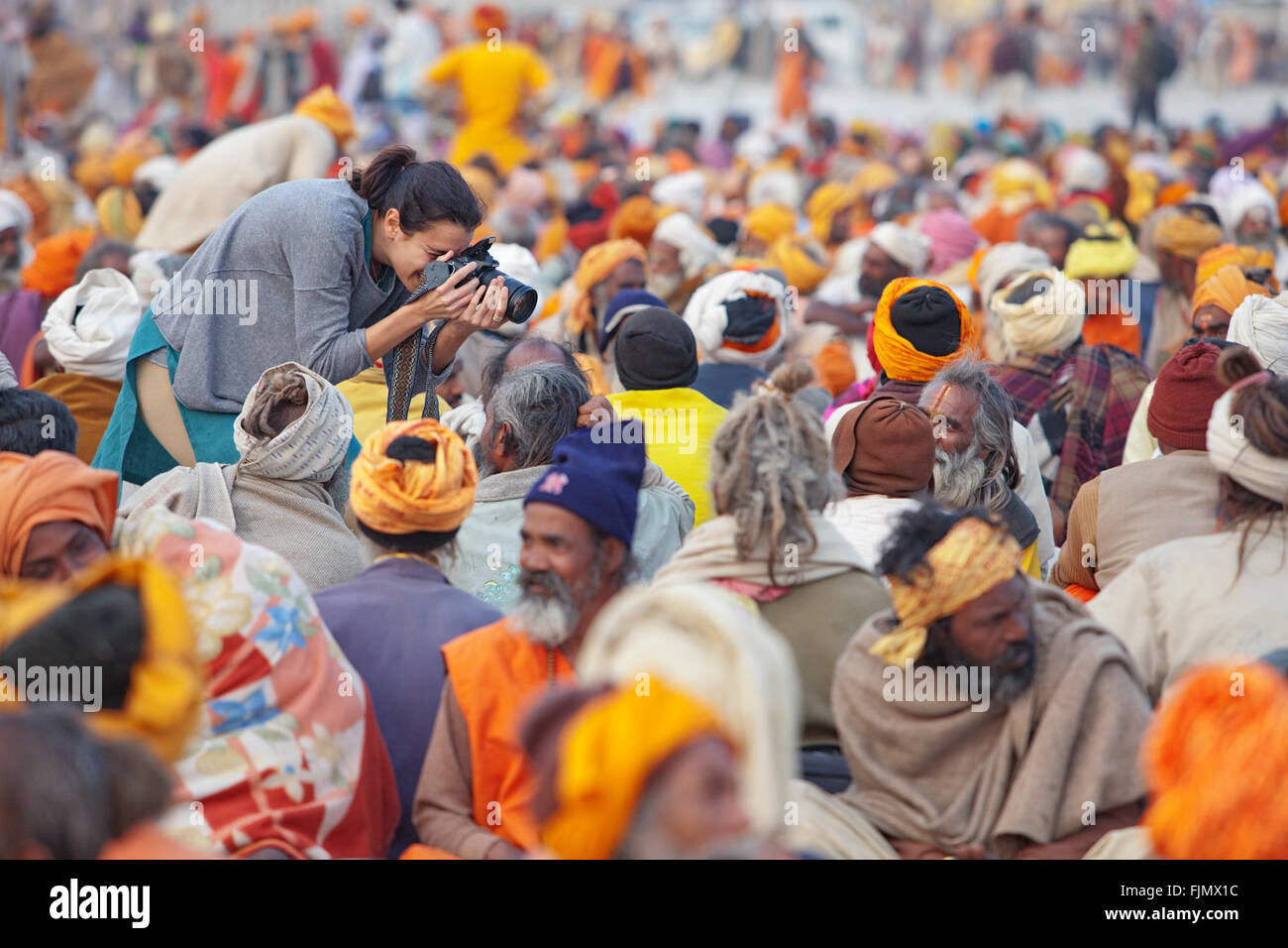 Tourist photographing sadhus (saints hommes) à Maha Kumbh Mela, le plus grand festival hindou en Inde. Banque D'Images