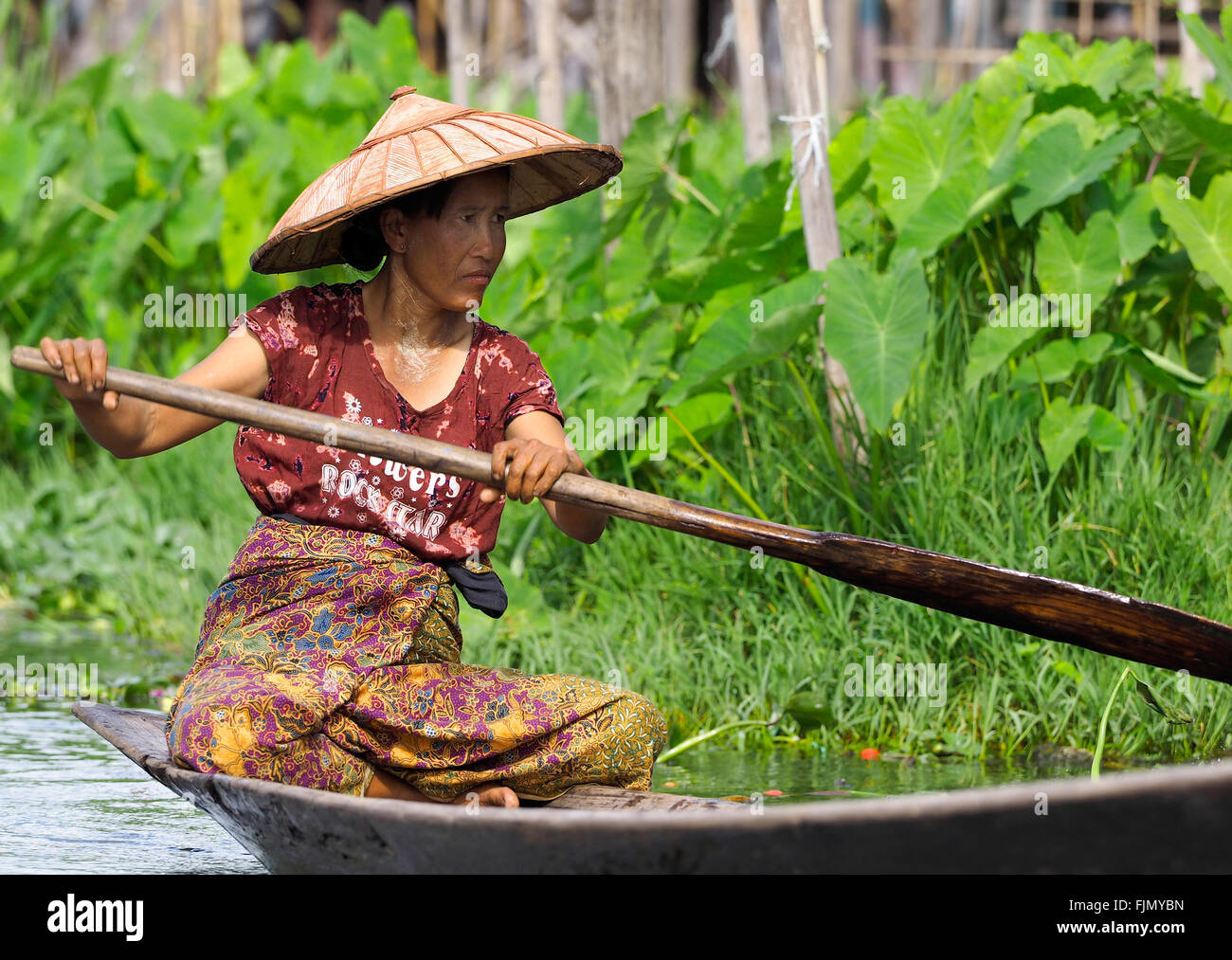 Femme dans un canot en bois, 'Le Lac Inle, Myanmar, en Asie" Banque D'Images