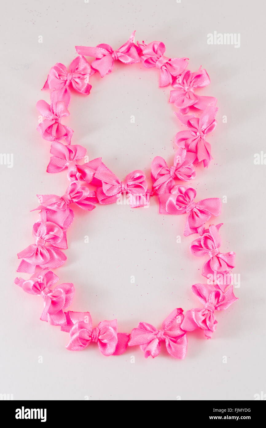 La figure 8 fait de petits rubans roses Banque D'Images