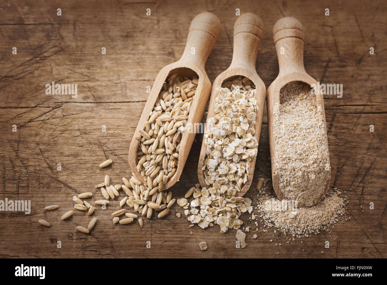 Flocons d'avoine, de graines et de son de cuillères en Banque D'Images