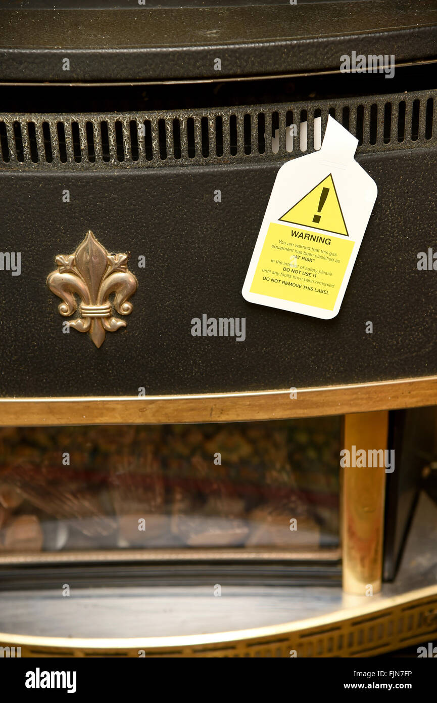 Feu de gaz dangereux, cheminée avec panneau d'avertissement, UK Banque D'Images
