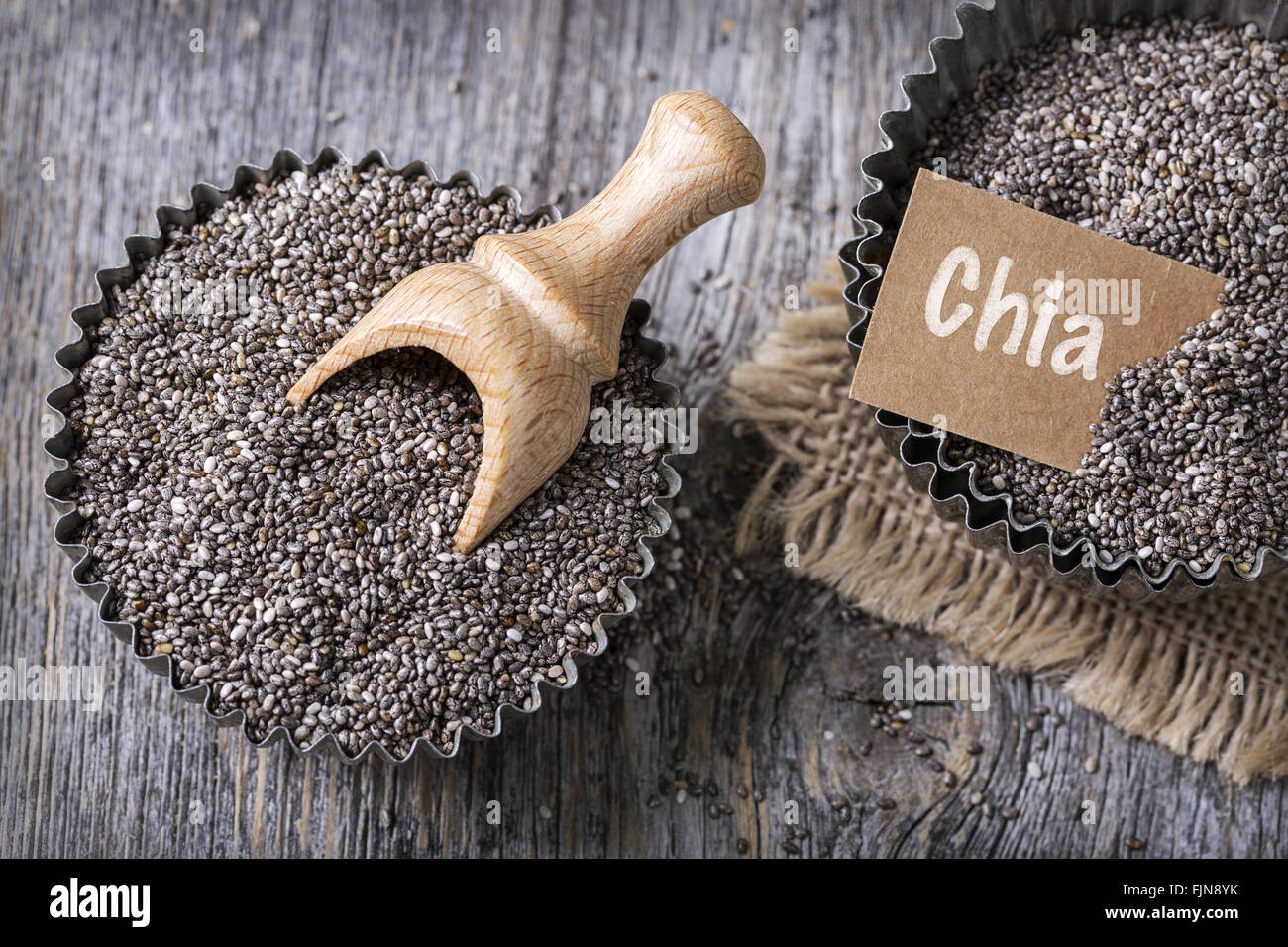 Les graines de Chia dans un muffin tasse vieux Banque D'Images