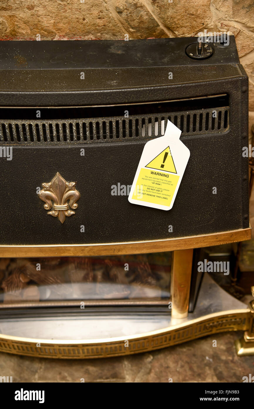 Feu de gaz dangereux, cheminée avec panneau d'avertissement, UK Banque D'Images