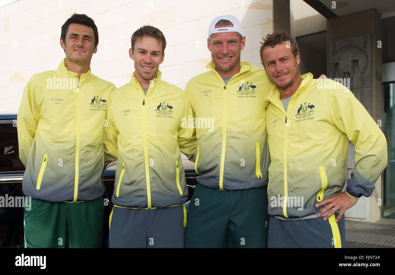 (160303) -- MELBOURNE, le 3 mars 2016 (Xinhua) -- Bernard Tomic, John Peers, Sam Groth et Lleyton Hewitt (G à D) de l'équipe de Coupe Davis de l'Australie de poser pour des photos comme ils arrivent à la cérémonie de tirage de la Coupe Davis par BNP Paribas par BNP Paribas World Group premier tour entre l'Australie et les États-Unis à Kooyong Lawn Tennis Club à Melbourne, Australie, 3 mars 2016. Joueur de tennis australien Lleyton Hewitt pourrait être traîné hors de sa retraite pour l'Australie de Coupe Davis contre les États-Unis, après qu'il a été révélé qu'il serait le remplacement d'un mauvais Nick Kyrgios dans l'équipe d'exécution le Thursd Banque D'Images