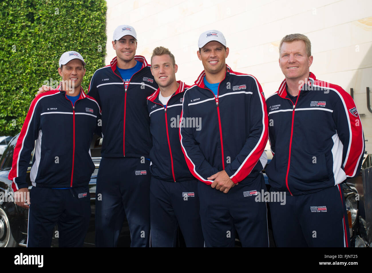 (160303) -- MELBOURNE, le 3 mars 2016 (Xinhua) -- Mike Bryan, John Isner, Jack Sock, Bob Bryan et le Capitaine Jim Courier (G à D) de l'équipe de Coupe Davis des États-unis posent pour les photos qu'ils arrivent à la cérémonie de tirage de la Coupe Davis par BNP Paribas Groupe mondial de premier tour entre l'Australie et les États-Unis à Kooyong Lawn Tennis Club à Melbourne, Australie, 3 mars 2016. Joueur de tennis australien Lleyton Hewitt pourrait être traîné hors de sa retraite pour l'Australie de Coupe Davis contre les États-Unis, après qu'il a été révélé qu'il serait le remplacement d'un mauvais Nick Kyrgios dans l'équipe d'exécution le jeudi Banque D'Images