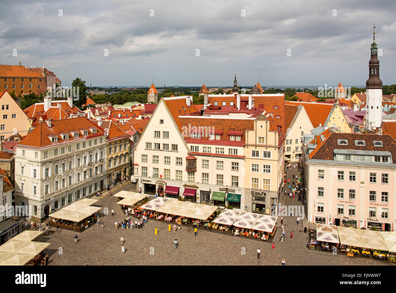 Géographie / billet, l'Estonie, Tallinn, vue de l'hôtel de ville en direction de la tour de la mairie square, Additional-Rights Clearance-Info-Not-Available- Banque D'Images
