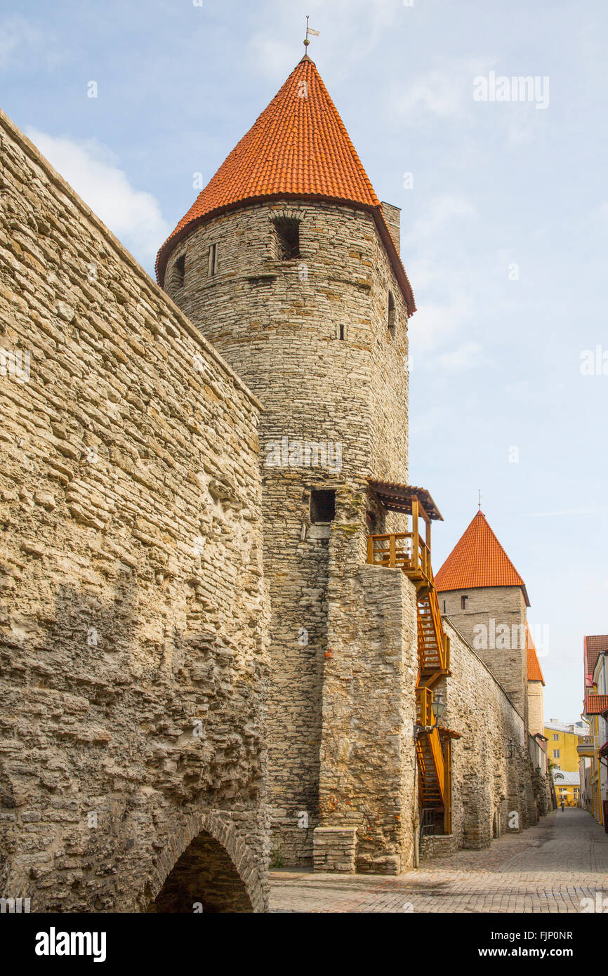 Géographie / billet, l'Estonie, Tallinn, ville médiévale de fortifications avec des promenades et des tours de défense, Additional-Rights Clearance-Info-Not-Available- Banque D'Images
