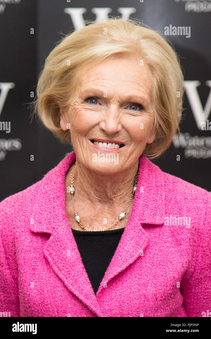 Waterstones, Piccadilly, Londres, 3 mars 2016. Great British bake-off Mary juge Berry apparaît à Waterstones Piccadilly pour signer des exemplaires de son dernier livre de cuisine à toute épreuve. Crédit : Paul Davey/Alamy Live News Banque D'Images