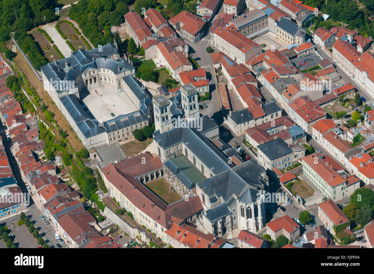 Meuse (55), ville de Verdun, Palais episcopale abritant le Centre mondial de la paix et cathédrale Notre Dame de Verdun (vue aer Banque D'Images