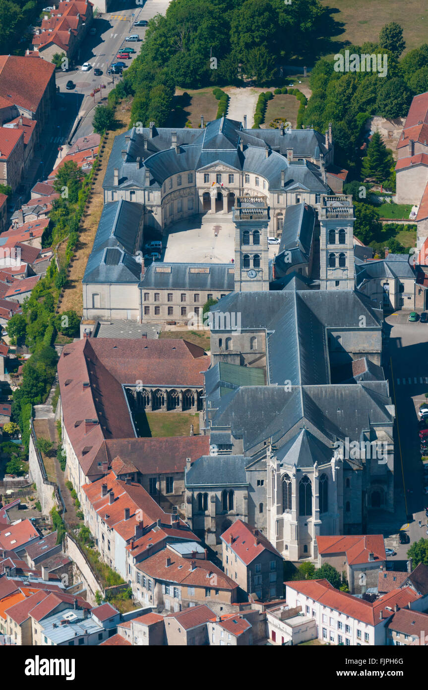 Meuse (55), ville de Verdun, Palais episcopale abritant le Centre mondial de la paix et cathédrale Notre Dame de Verdun (vue aer Banque D'Images