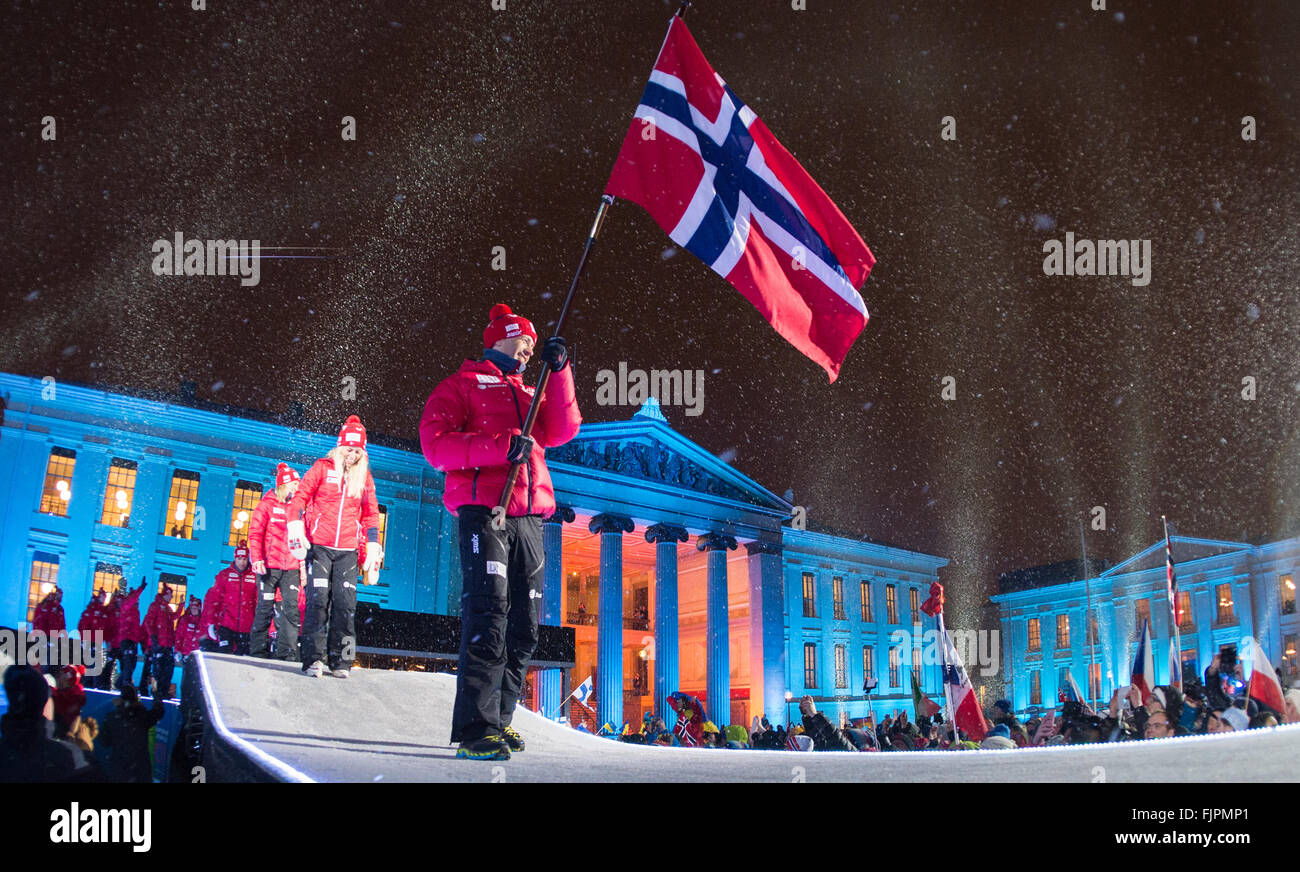 Le biathlète Ole Einar Bjoerndalen de Norvège (L) porte le drapeau de la Norvège au cours de la cérémonie d'ouverture des Championnats du monde de Biathlon 2016 à l'université, dans le centre de Oslo, Norvège, 02 mars 2016. Championnats du monde de Biathlon se déroulera du 03 mars au 13 mars 2016. Photo : Hendrik Schmidt/dpa Banque D'Images