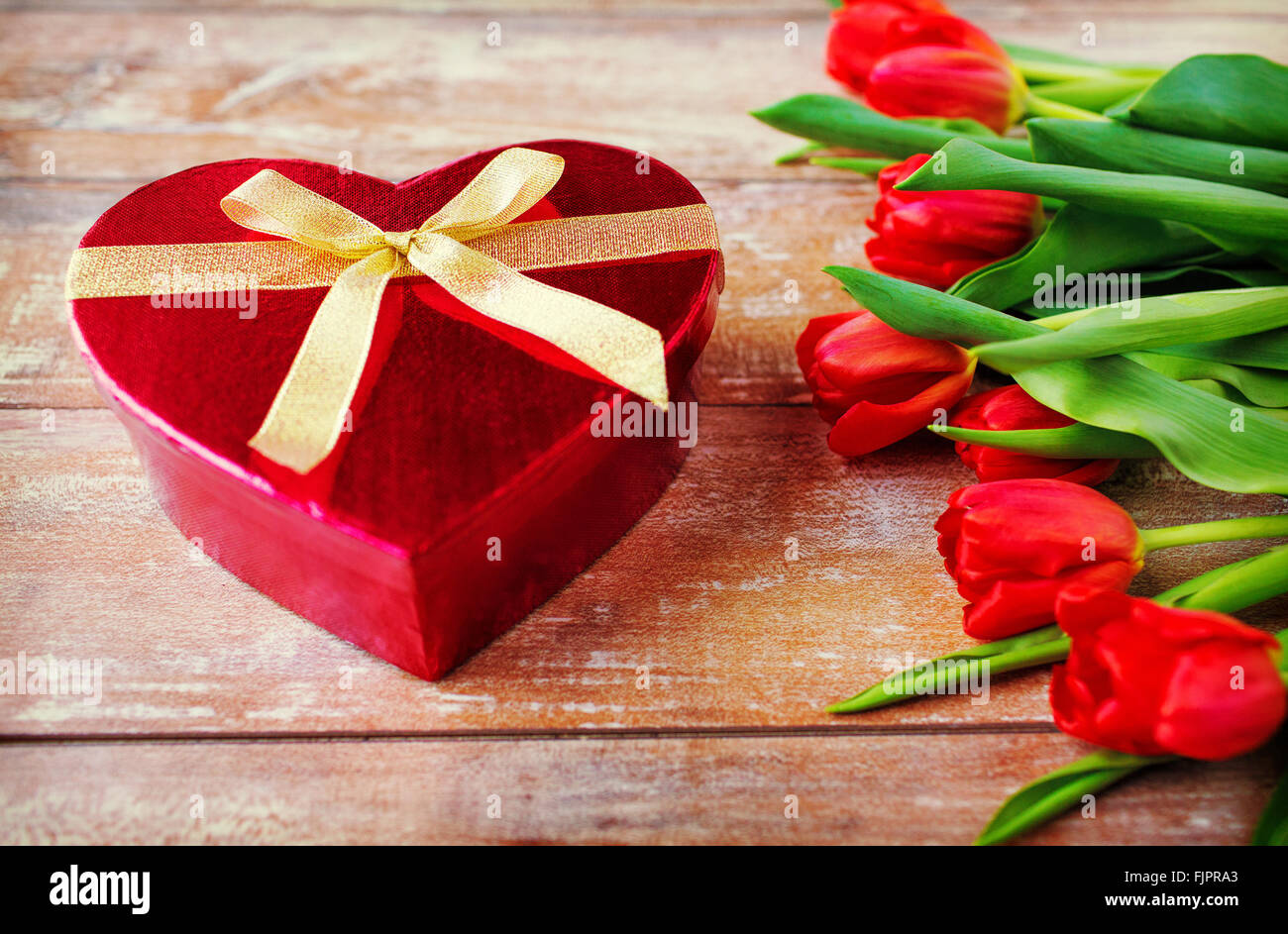 Close up de tulipes rouges et de chocolat fort Banque D'Images