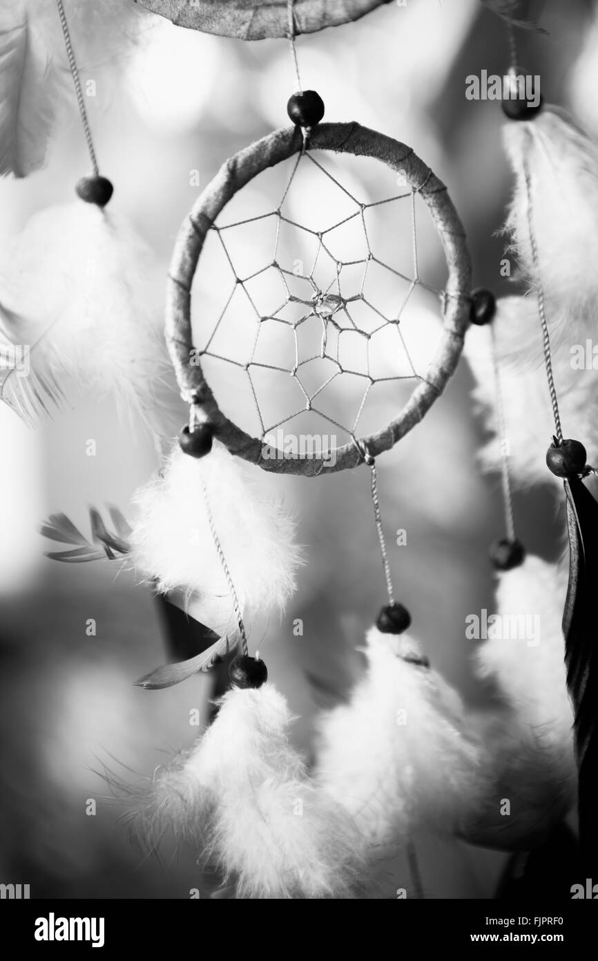 Photo en noir et blanc dream catcher sur fond multicolore Banque D'Images