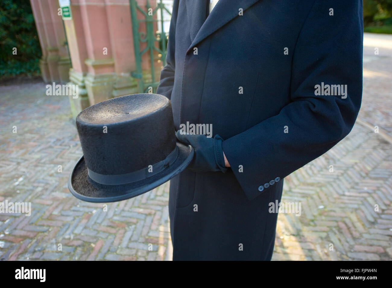Funérailles d'un leader avec un chapeau dans ses mains est en attente sur un cimetière Banque D'Images