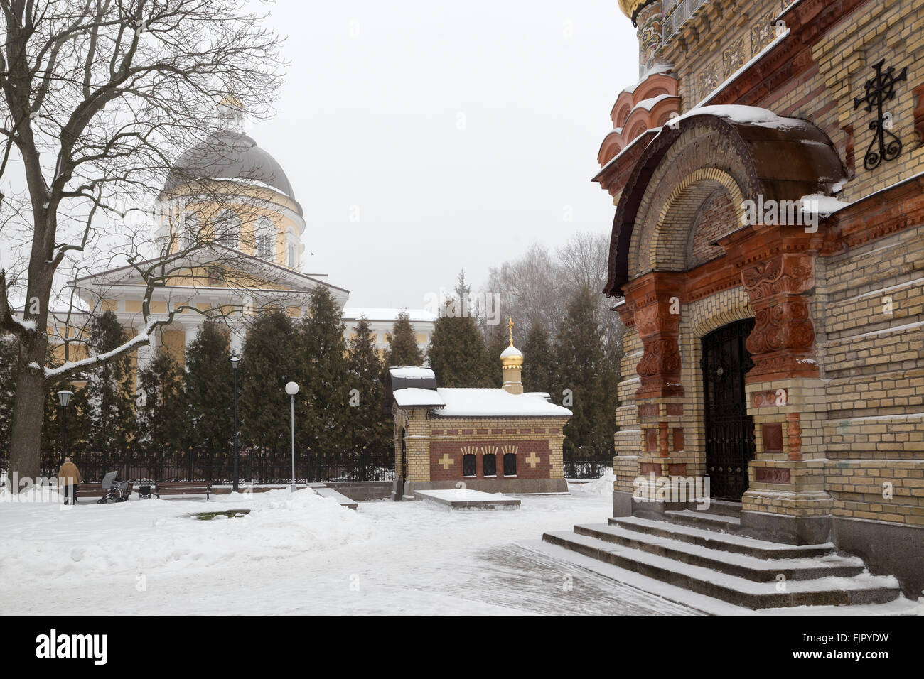 Pont menant à la Cathédrale Pierre-et-Paul et la chapelle-tombeau de Paskevich dans parc de la ville de Gomel, Bélarus. La saison d'hiver Banque D'Images