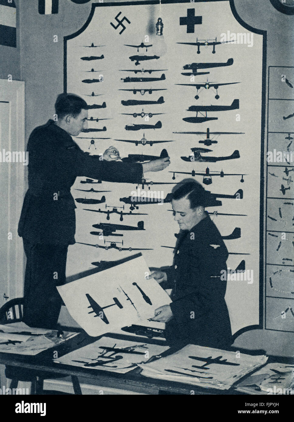 Les cadets de l'air ,c. 1940. La DEUXIÈME GUERRE MONDIALE 1940 à un camp d'entraînement de la force aérienne. Les cadets à l'œuvre dans la reconnaissance d'avions Prix Banque D'Images