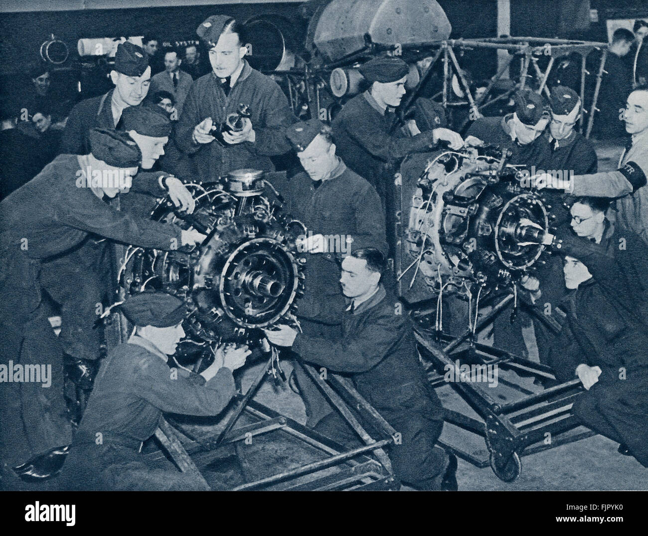 Les cadets de l'air ,c. 1940. La DEUXIÈME GUERRE MONDIALE, à un camp d'entraînement de la force aérienne. L'apprentissage de l'aero engine et le mechaniscs. Banque D'Images