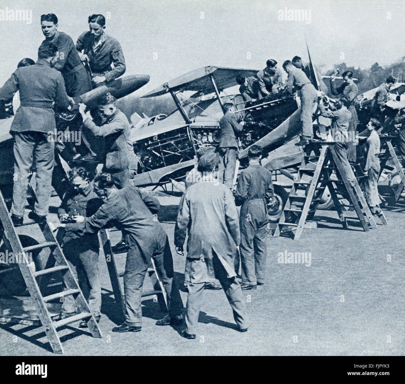 Les cadets de l'air ,c. 1940. La DEUXIÈME GUERRE MONDIALE, à un camp d'entraînement de la force aérienne. Avion de chasse moteurs sont dépouillés pour les travaux pratiques par les cadets. Banque D'Images