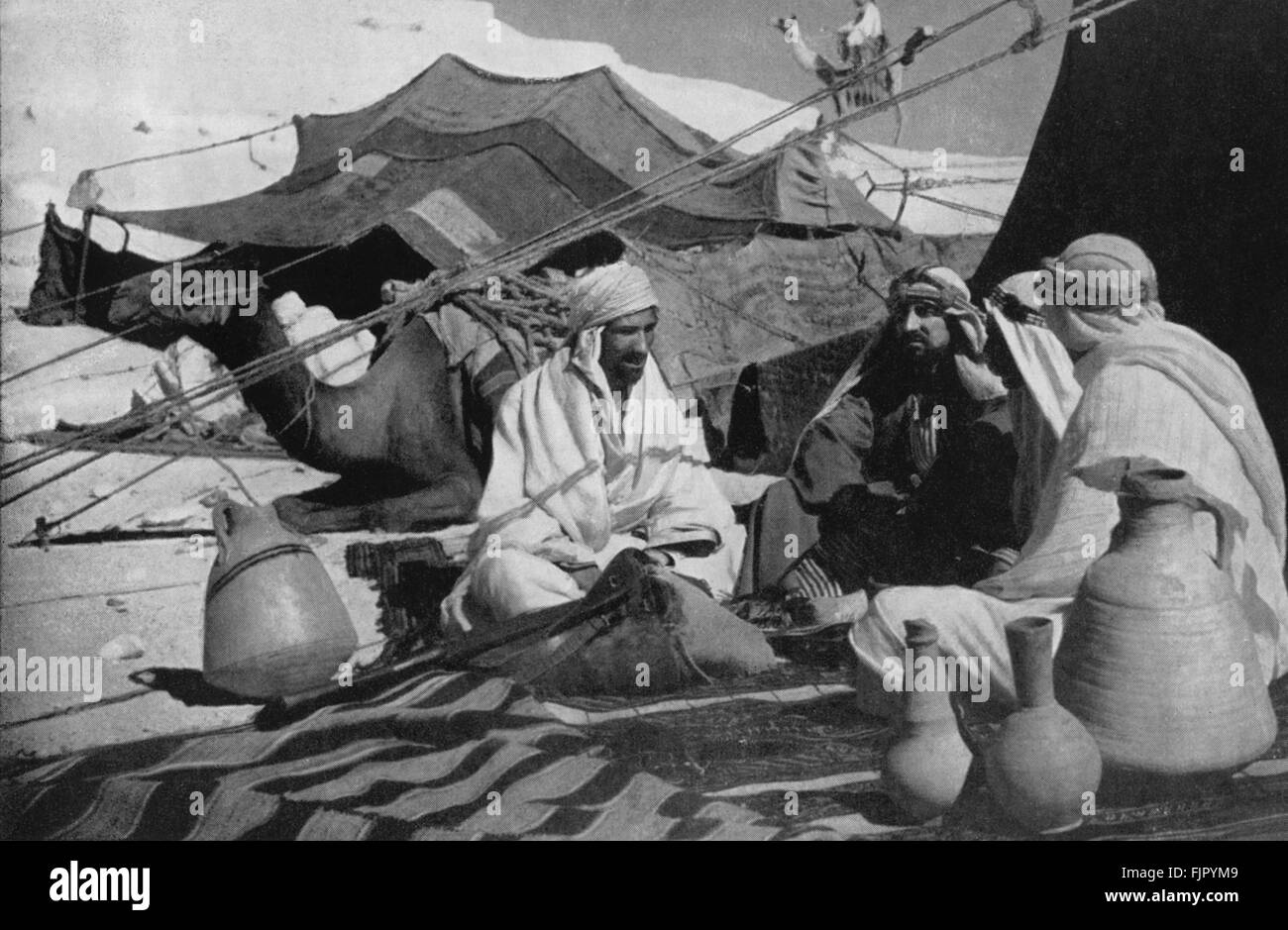 Dans les années 1930 en Terre Sainte avec leurs tentes et de chameaux. Banque D'Images