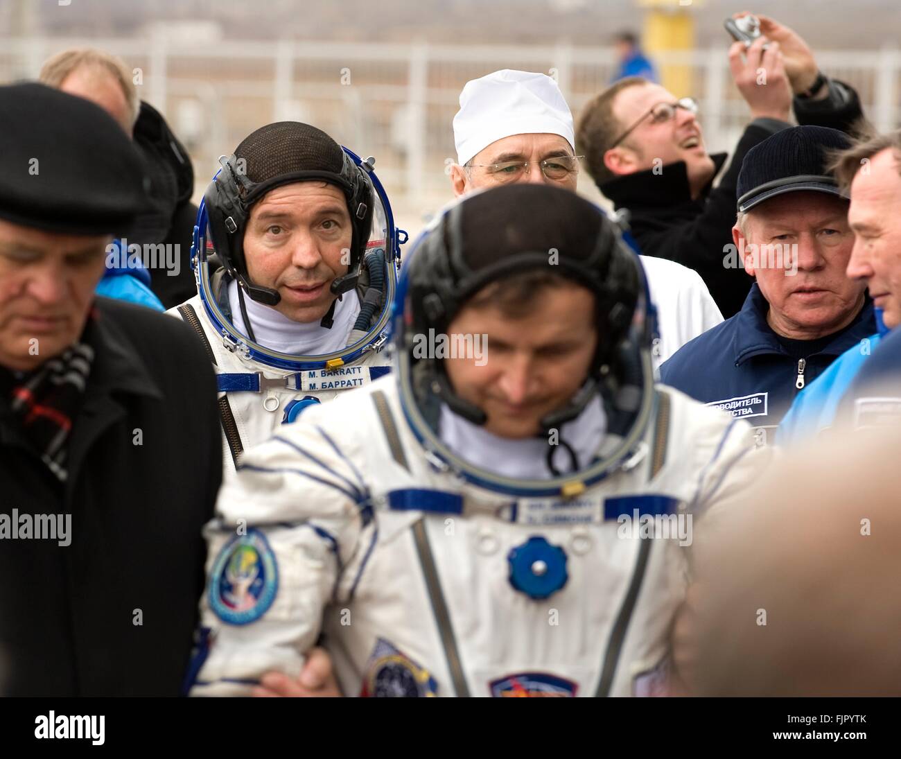 Station spatiale internationale membre de l'équipage Expedition 19 L'astronaute américain Michael Barratt quitte à bord du vaisseau Soyouz TMA-10 en avant de lancer le 26 mars 2009 à Baïkonour, au Kazakhstan. Les membres de l'équipage rejoint Barratt cosmonaute russe Gennady Padalka et l'espace Charles Simonyi. Banque D'Images