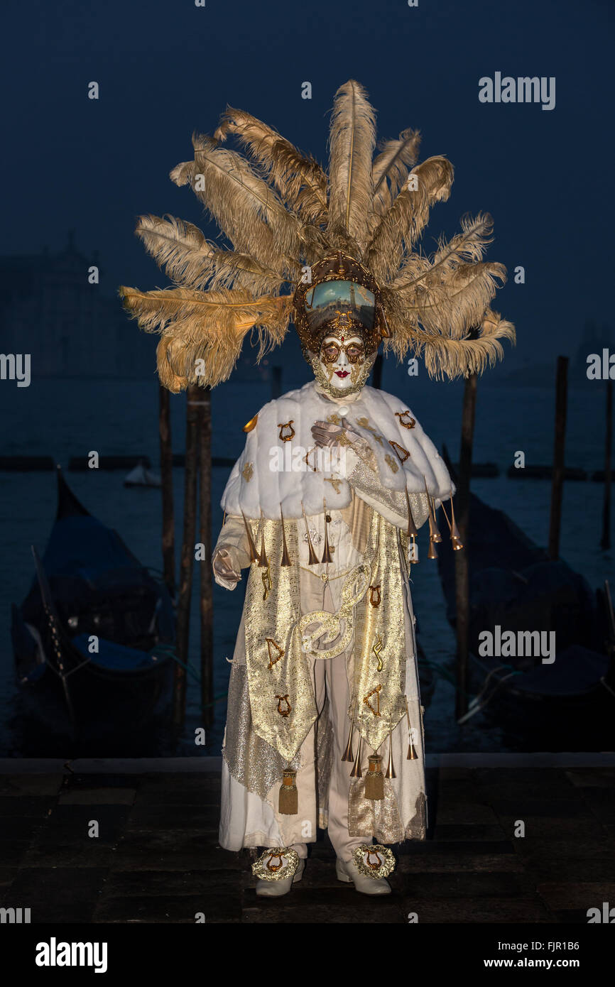 Un homme habillé pour le Carnaval de Venise, Italie Banque D'Images