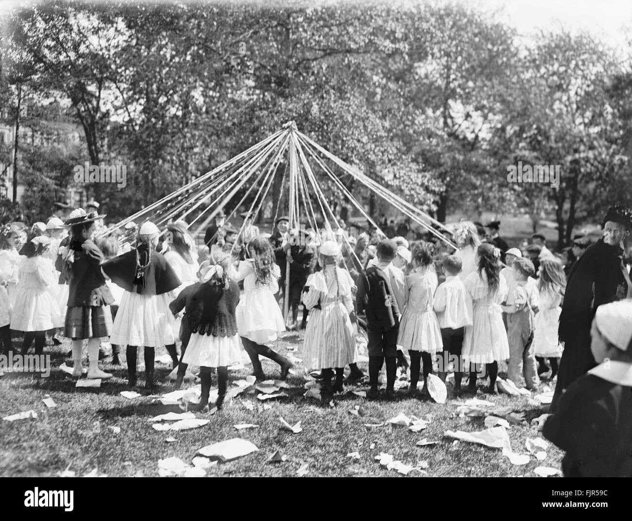 Les enfants, la danse poteau "Maypole" Central Park, New York City, USA, vers 1905 Banque D'Images