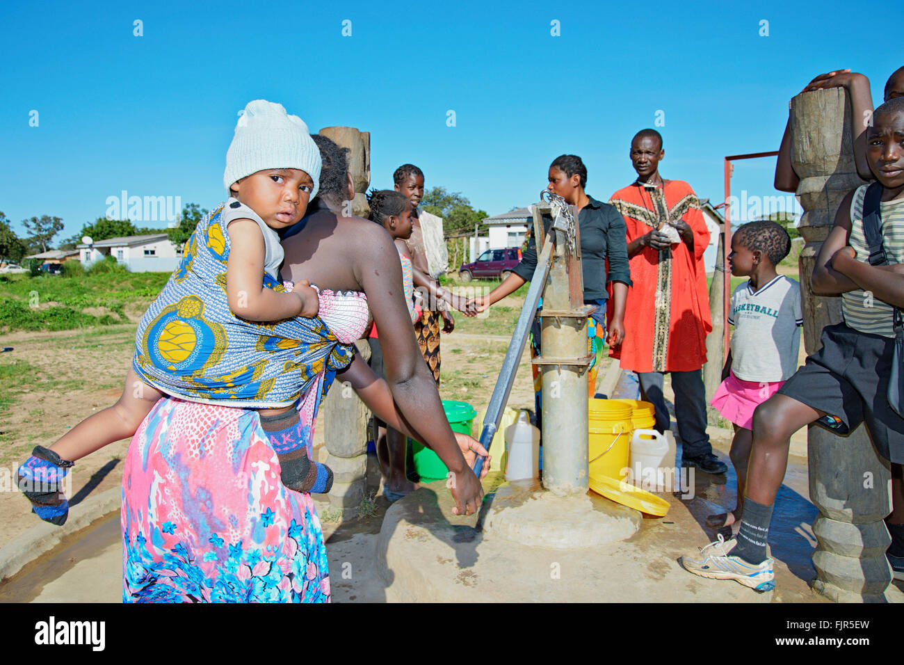 Les résidents de fecthing l'eau d'un forage à Manyama ville dans le nord-ouest de la Zambie. Banque D'Images