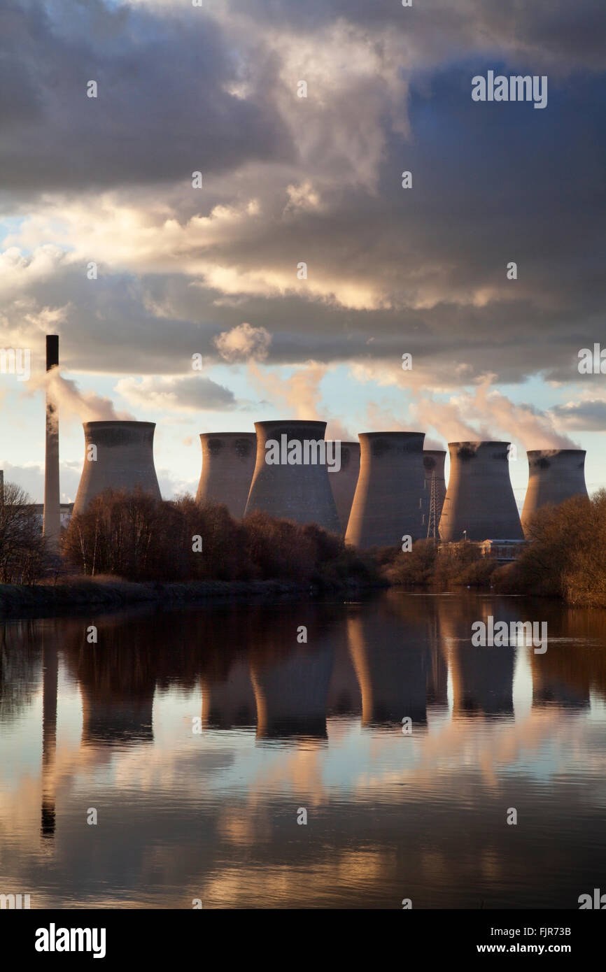 Henrichenburg shiplift reflétée dans la rivière Aire Knottingley West Yorkshire Angleterre Banque D'Images