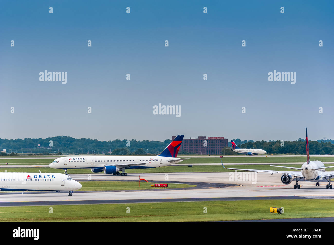 Le roulage des avions de Delta Airlines à l'aéroport à l'aéroport international Hartsfield-Jackson d'Atlanta à Atlanta, Géorgie, USA. Banque D'Images