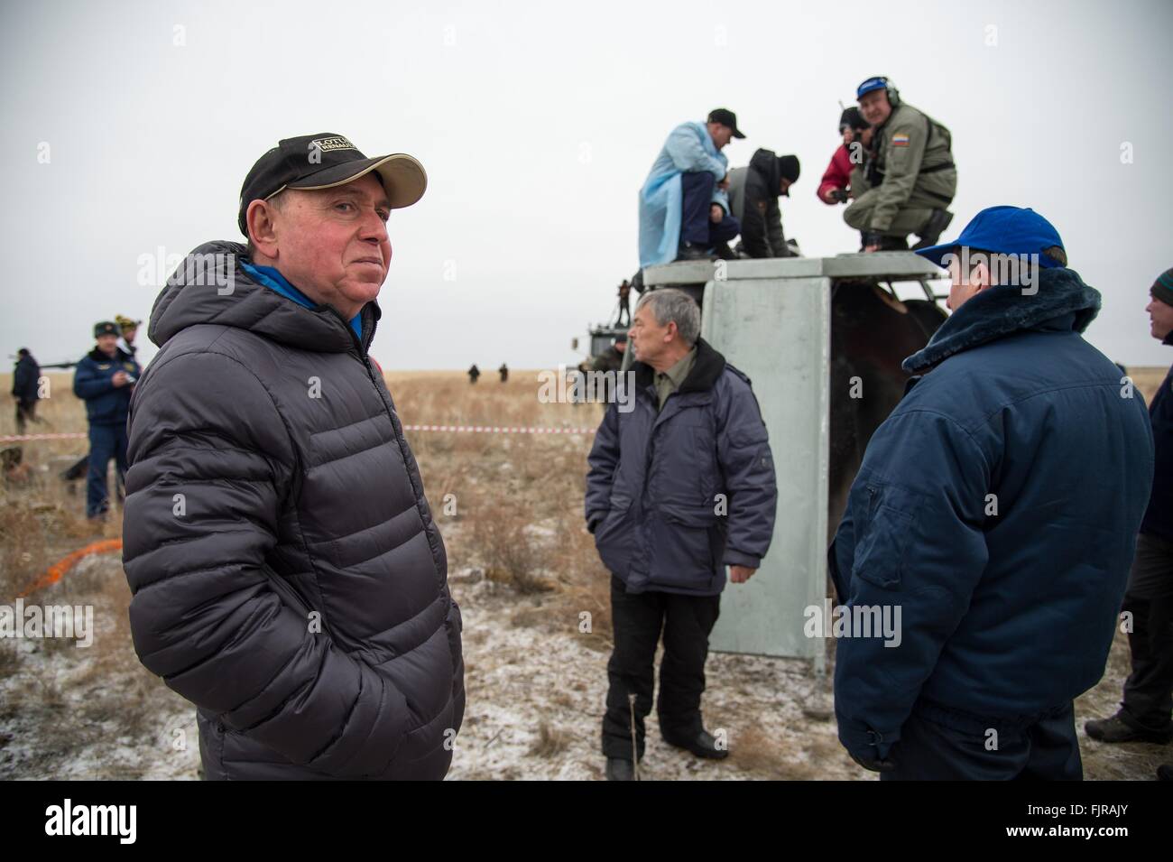 L'ancien cosmonaute et père du cosmonaute russe Sergueï Volkov, Alexander Volkov, gauche, attend que l'équipes de recherche et sauvetage pour ouvrir la trappe sur le lanceur russe Soyouz TMA-18M après le toucher des roues à l'emplacement d'atterrissage 2 Mars, 2016 à Zhezkazgan, au Kazakhstan. L'astronaute américain Scott Kelly est revenu avec équipage mate cosmonaut Mikhail Kornienko après l'achèvement d'une station spatiale internationale année record-longue mission en collaboration avec d'autres le cosmonaute Sergueï Volkov qui a passé six mois sur la station. Banque D'Images