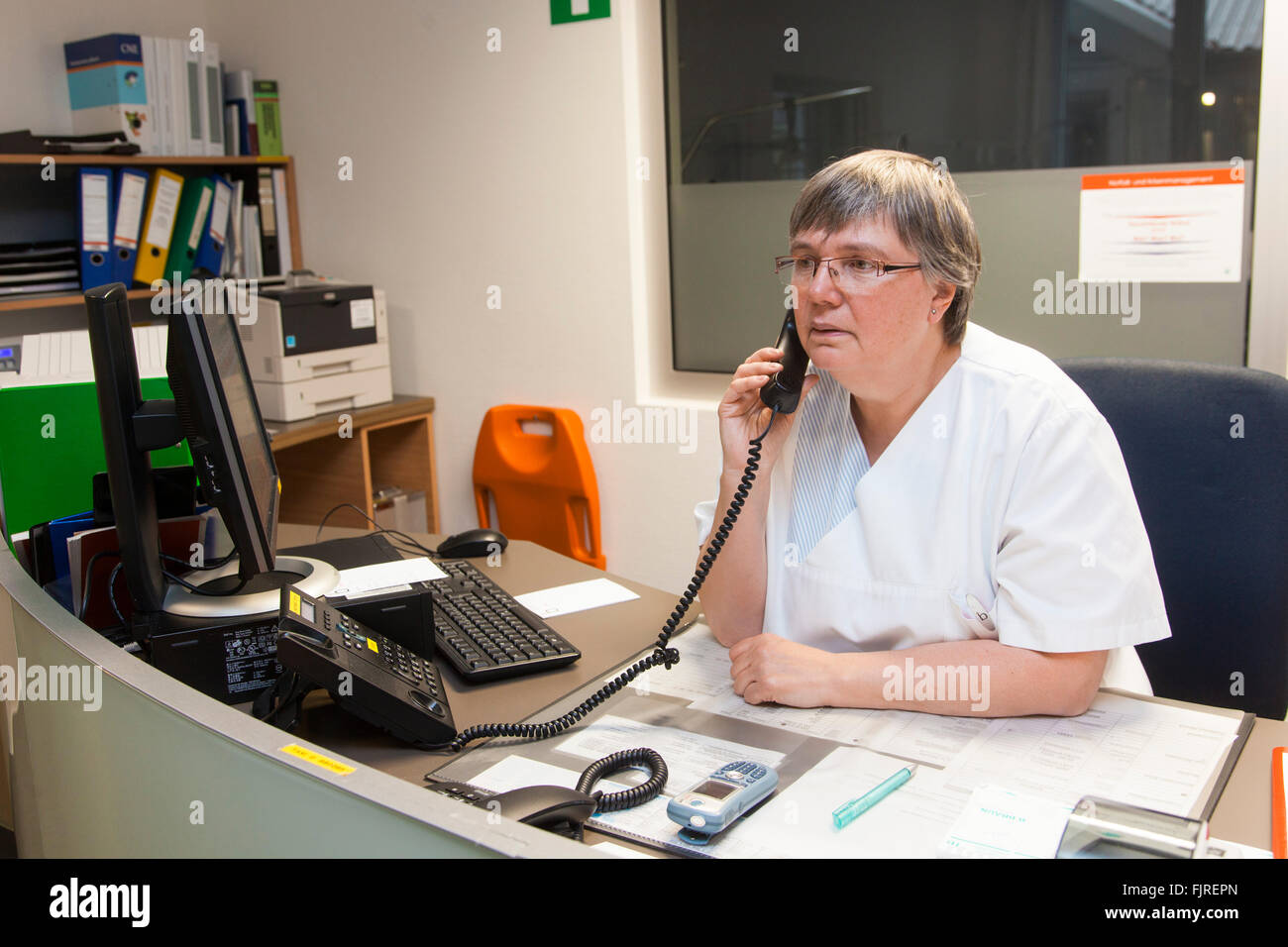 Infirmière à la réception à l'hôpital Banque D'Images