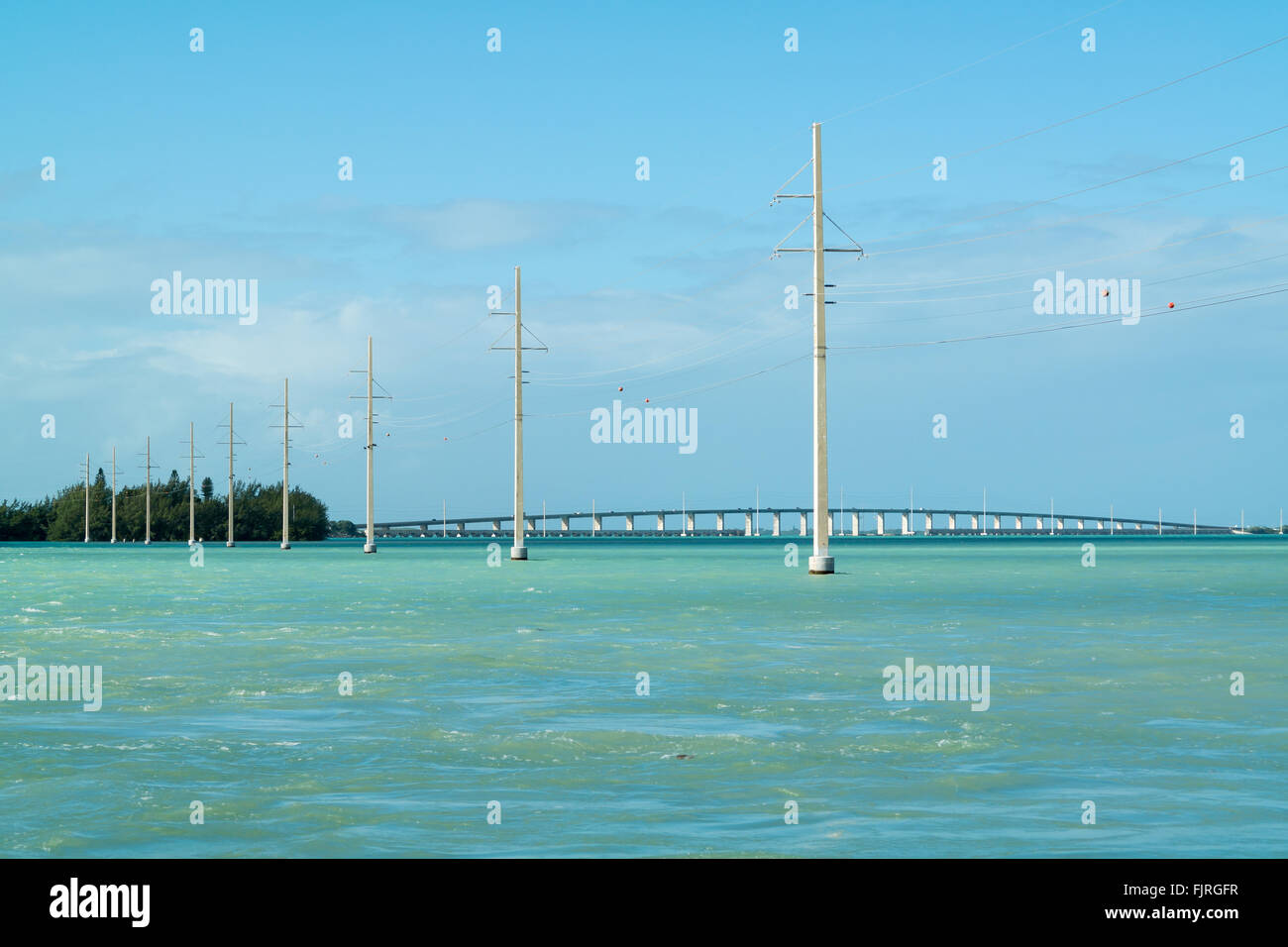 Canal 2 avec des lignes électriques, Craig et Overseas Highway US 1 Pont sur canal 5 à Key West, Florida Keys, USA Banque D'Images