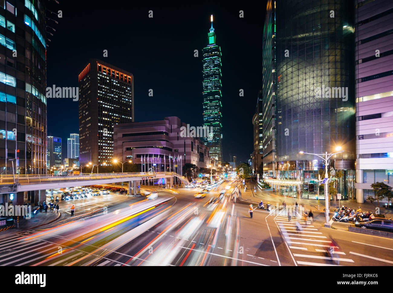 Le trafic sur la route et voir de Xinyi Taipei 101 la nuit, à Taipei, Taiwan. Banque D'Images