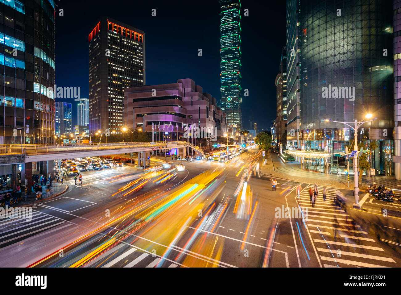 Le trafic sur la route et voir de Xinyi Taipei 101 la nuit, à Taipei, Taiwan. Banque D'Images