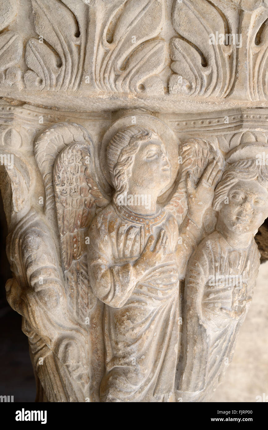 La sculpture romane de l'Ange dans le Cloître de l'église de Saint Trophime Arles Provence France Banque D'Images
