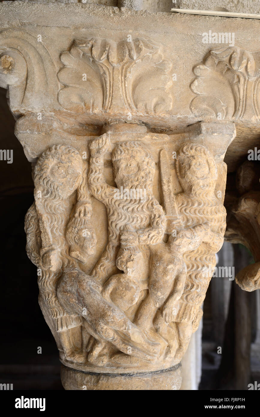 Massacre des Innocents par des soldats romains de la sculpture romane dans le Cloître de l'église de Saint Trophime Arles Provence France Banque D'Images