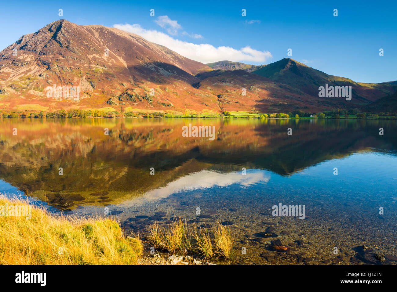 Whiteless Grasmoor et Pike reflète dans Crummock Water. Le Lake District, Cumbria, Angleterre Banque D'Images
