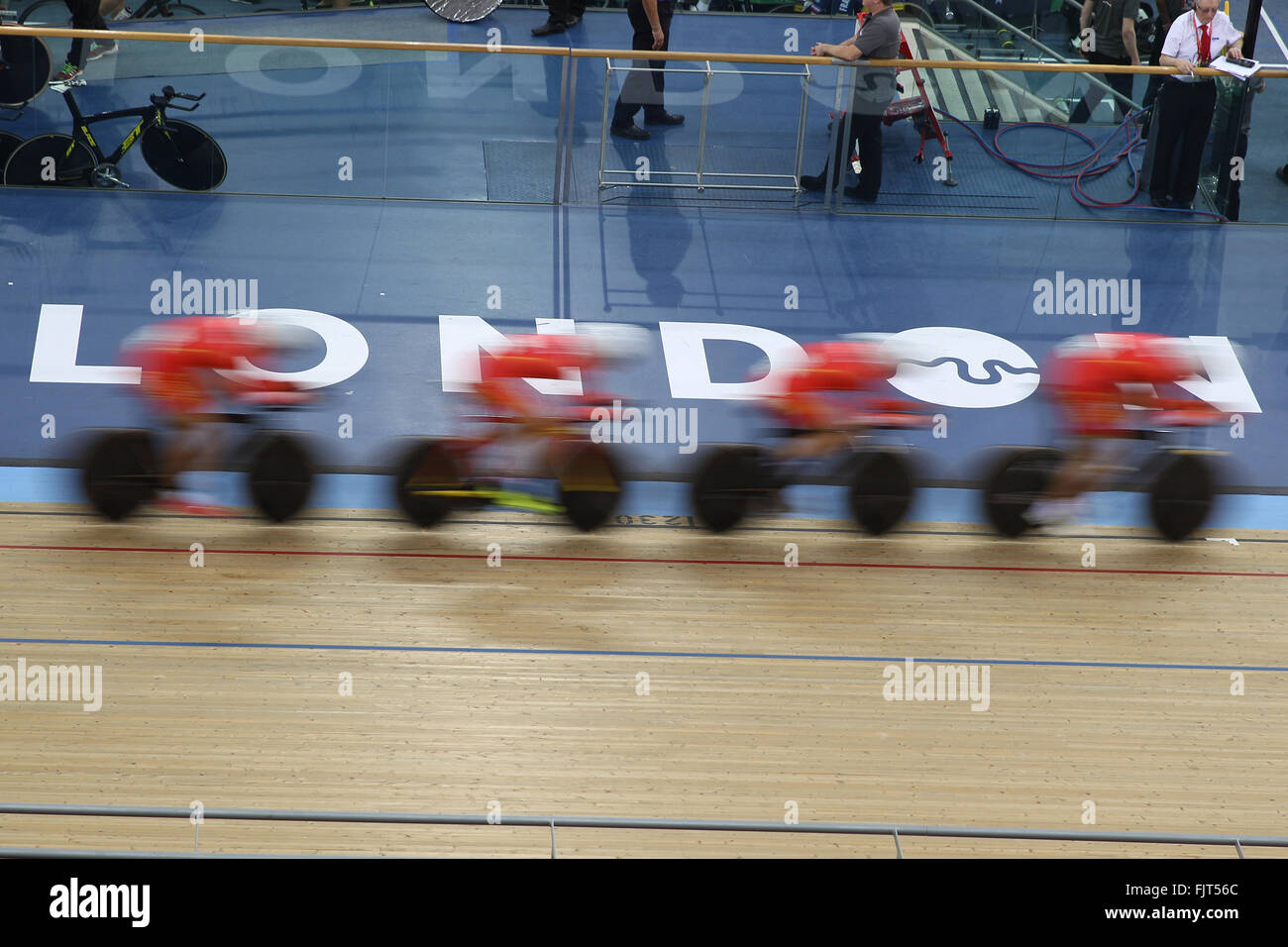 02.03.2016. Lee Valley Velo Centre. Londres en Angleterre. Championnats du Monde sur Piste UCI Hommes&# x2019;s sprint par équipe. Une équipe de high speed camera flou Banque D'Images